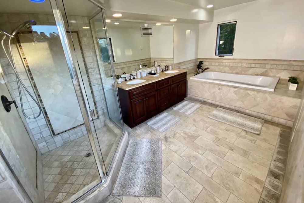 Photo of Bathroom in Hollywoodland