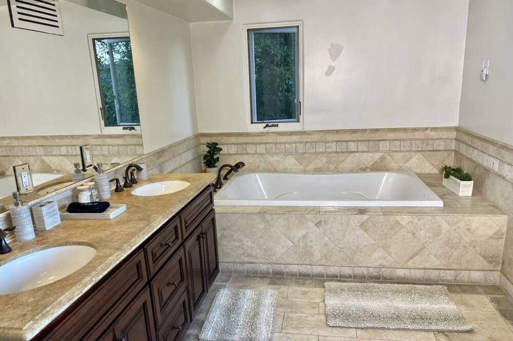 Photo of Bathroom in Hollywoodland