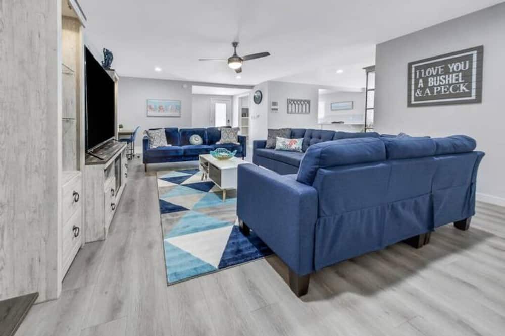 Photo of Livingroom in Circle Area