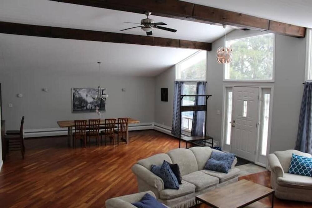 Photo of Livingroom in Elora