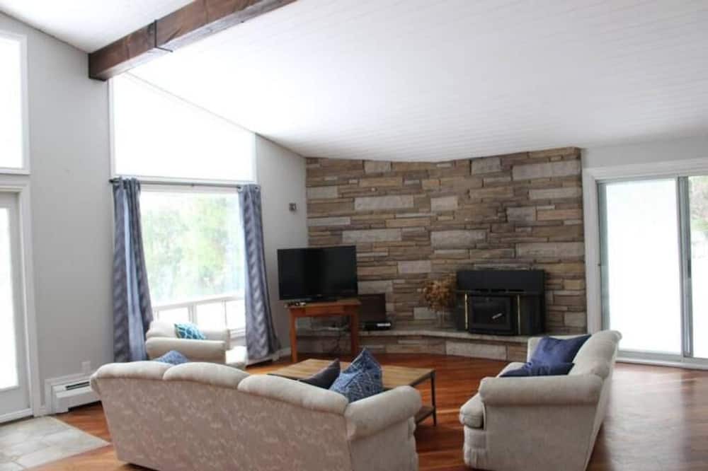 Photo of Livingroom in Elora