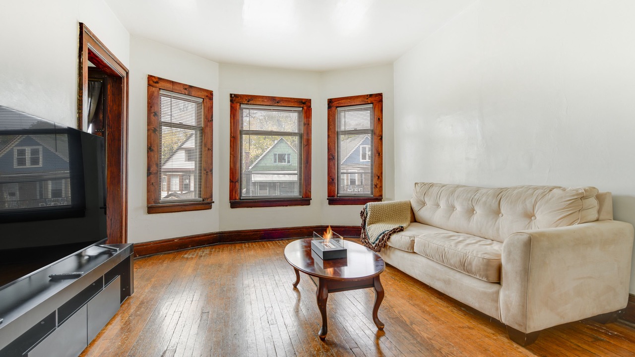 Photo of Livingroom in Front Park