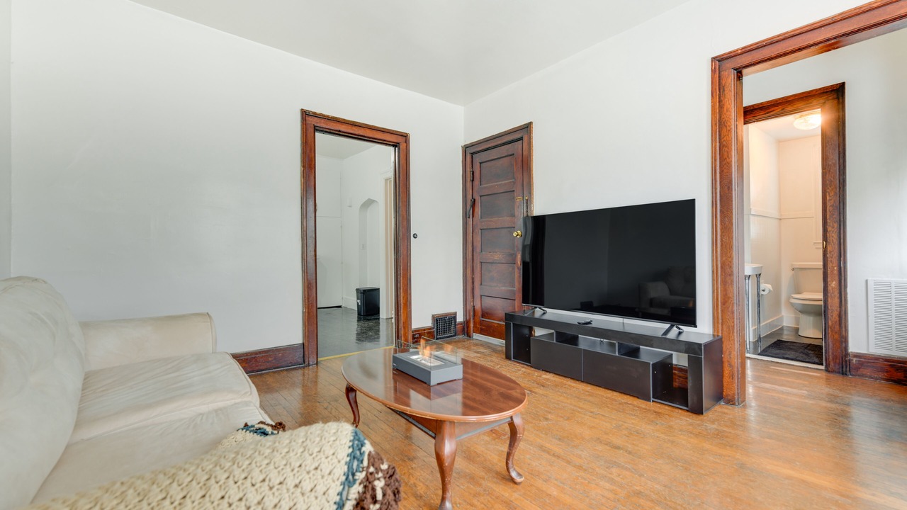 Photo of Livingroom in Front Park