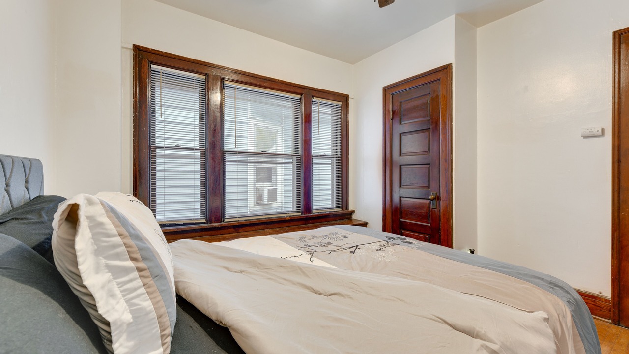 Photo of Bedroom in Front Park