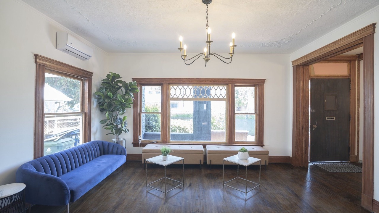 Photo of Livingroom in Pico-Union