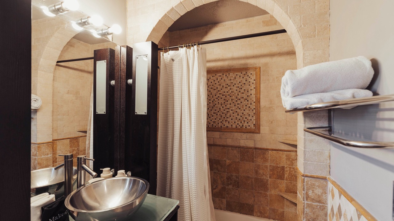 Photo of Bathroom in Little Armenia