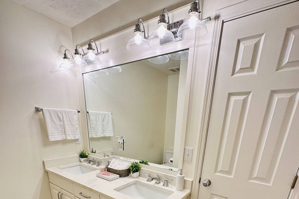 Photo of Bathroom in Gunter Afs