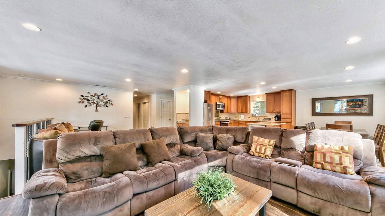 Photo of Livingroom in Round Hill Village