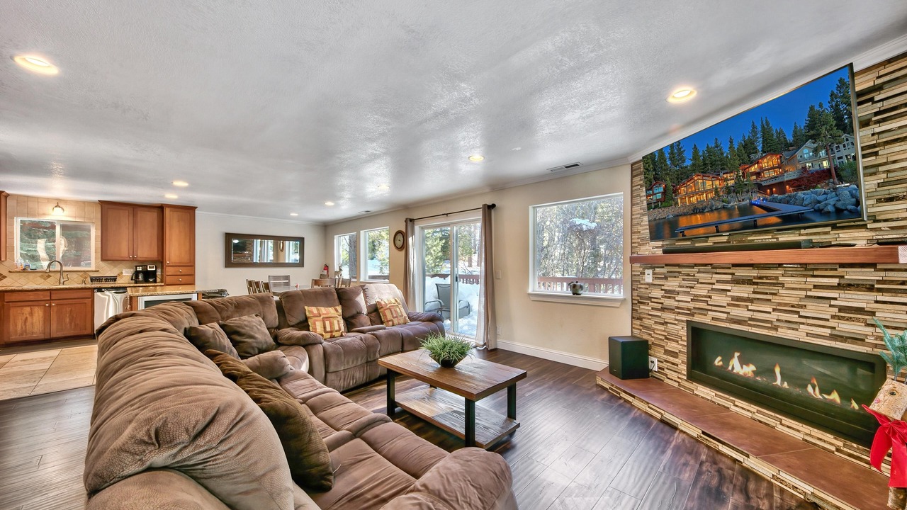 Photo of Livingroom in Round Hill Village