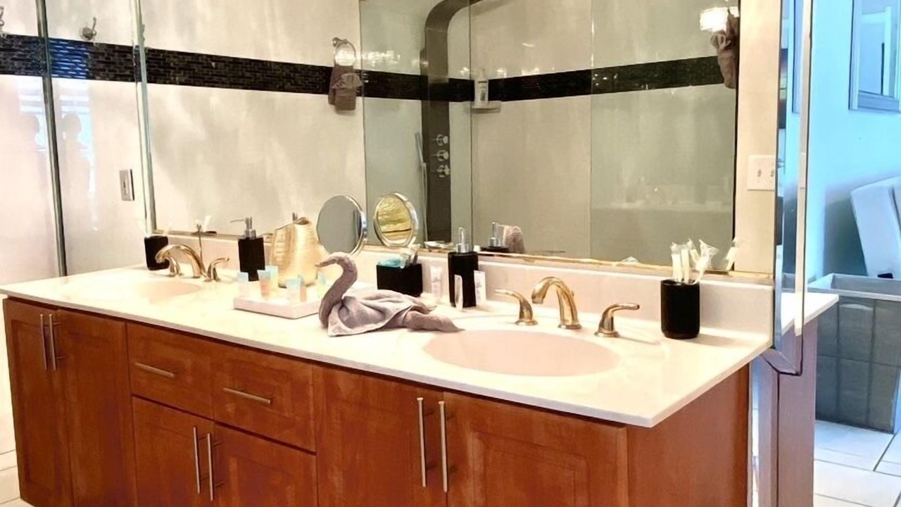 Photo of Bathroom in Mid Beach