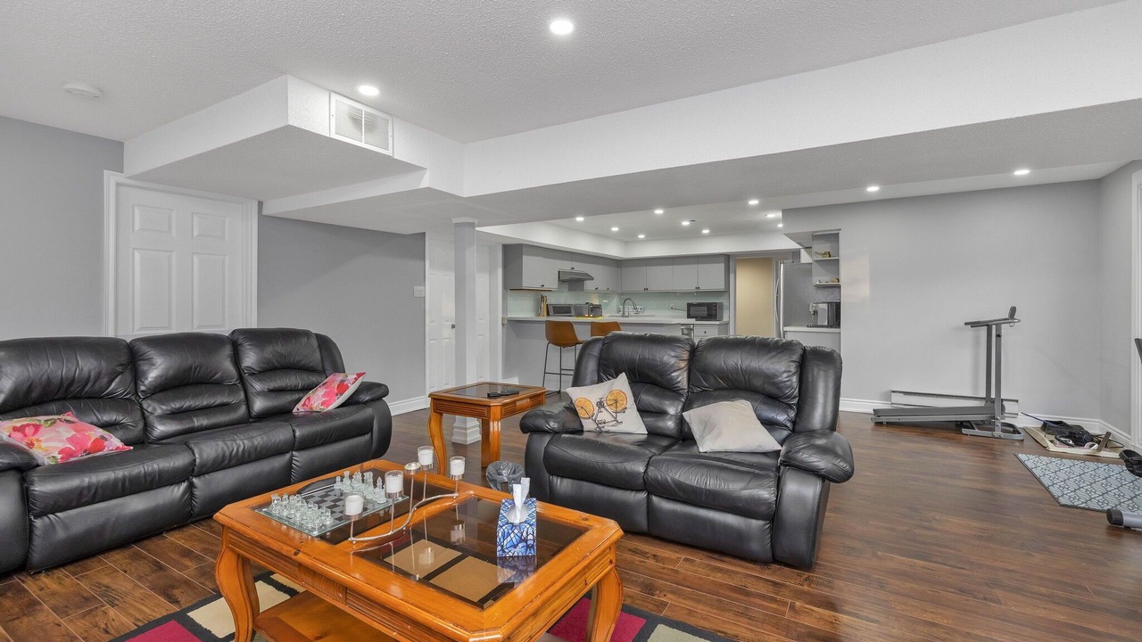 Photo of Livingroom in Central Erin Mills