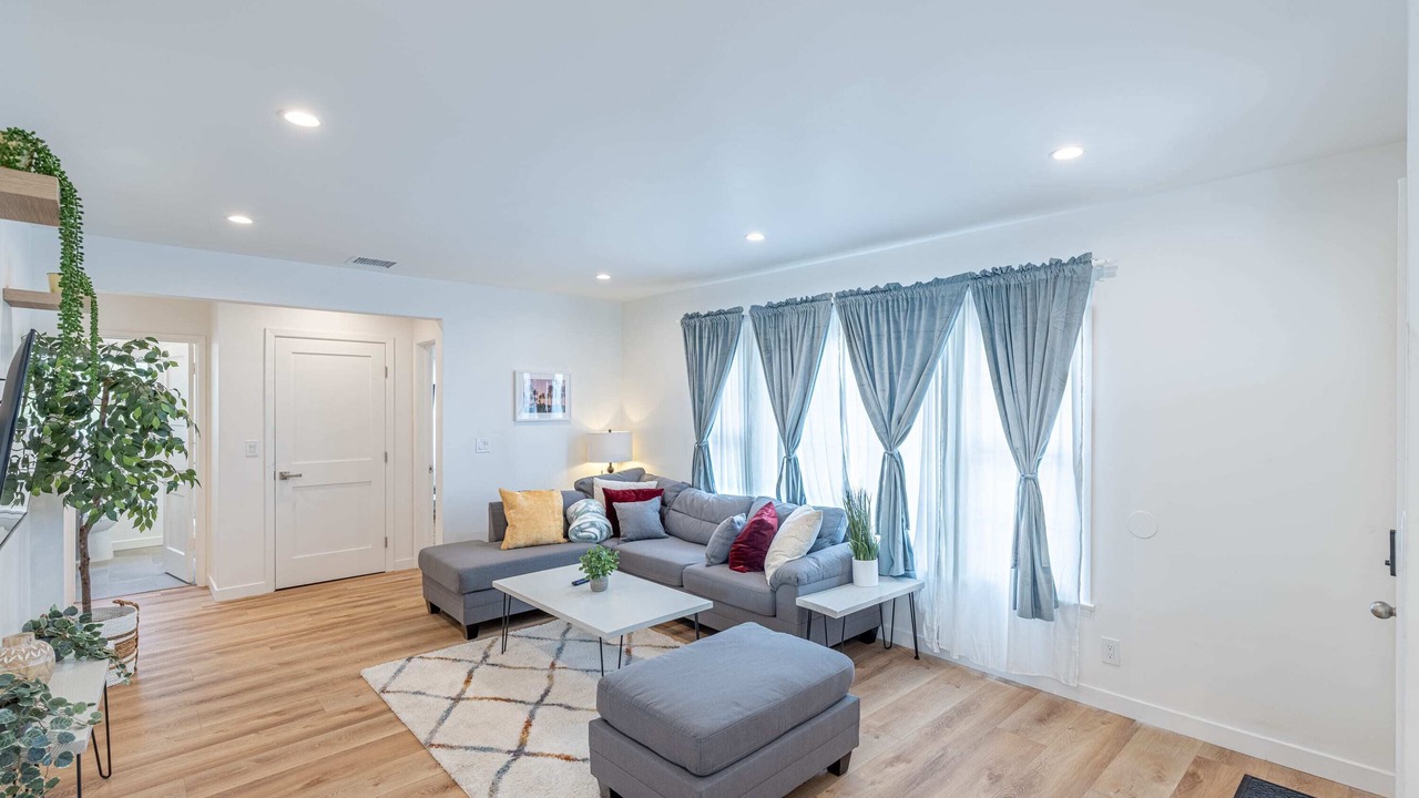 Photo of Livingroom in Encino