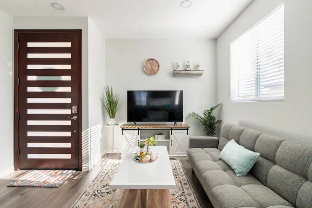 Photo of Livingroom in Midway City