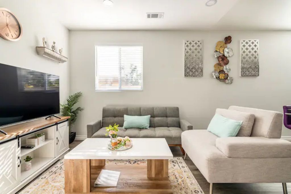 Photo of Livingroom in Midway City