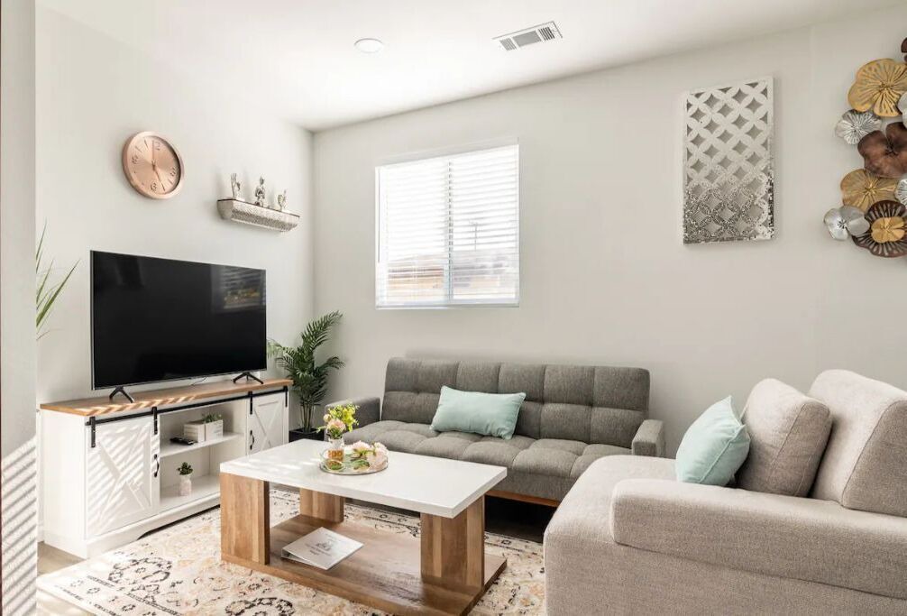 Photo of Livingroom in Midway City