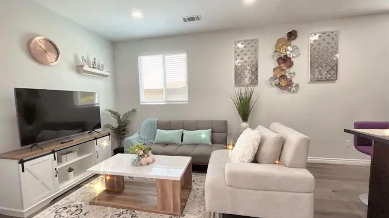 Photo of Livingroom in Midway City