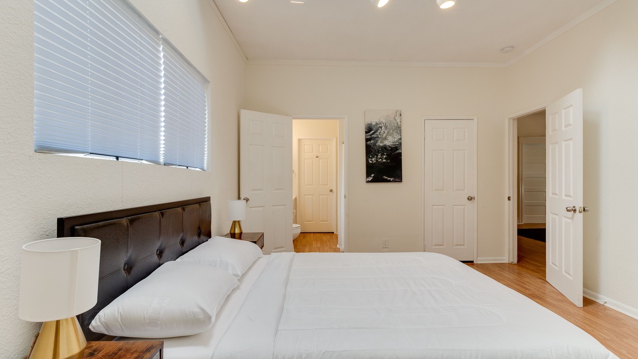 Photo of Bedroom in Pico-Union