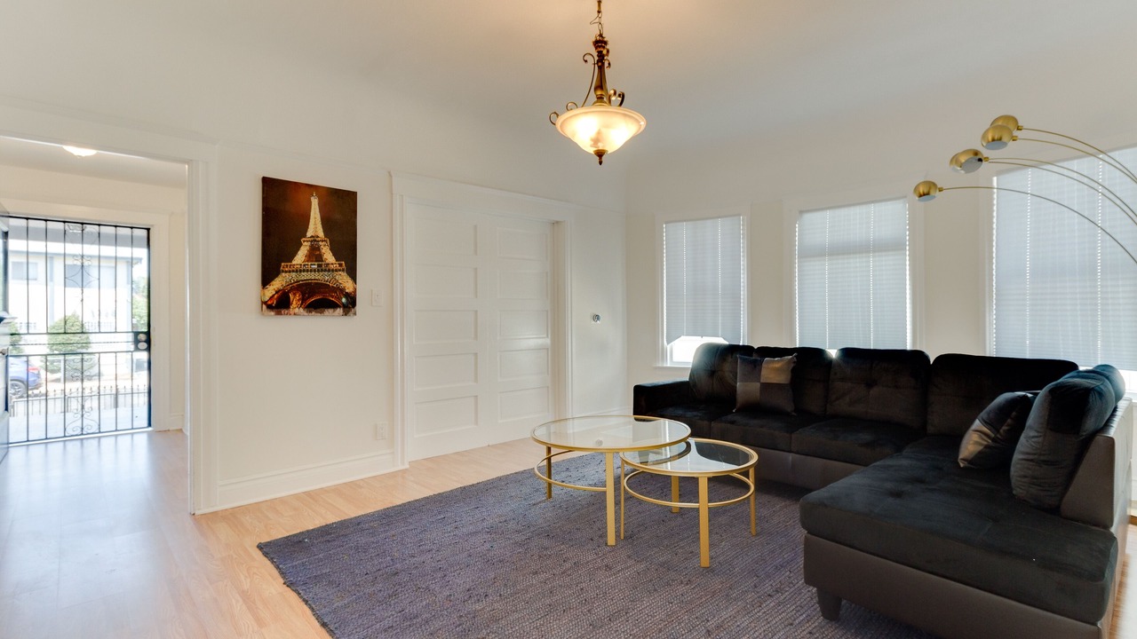 Photo of Livingroom in Pico-Union