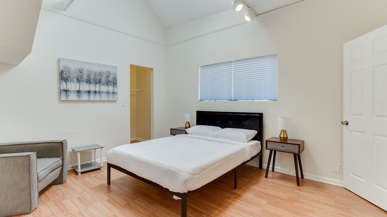 Photo of Bedroom in Pico-Union