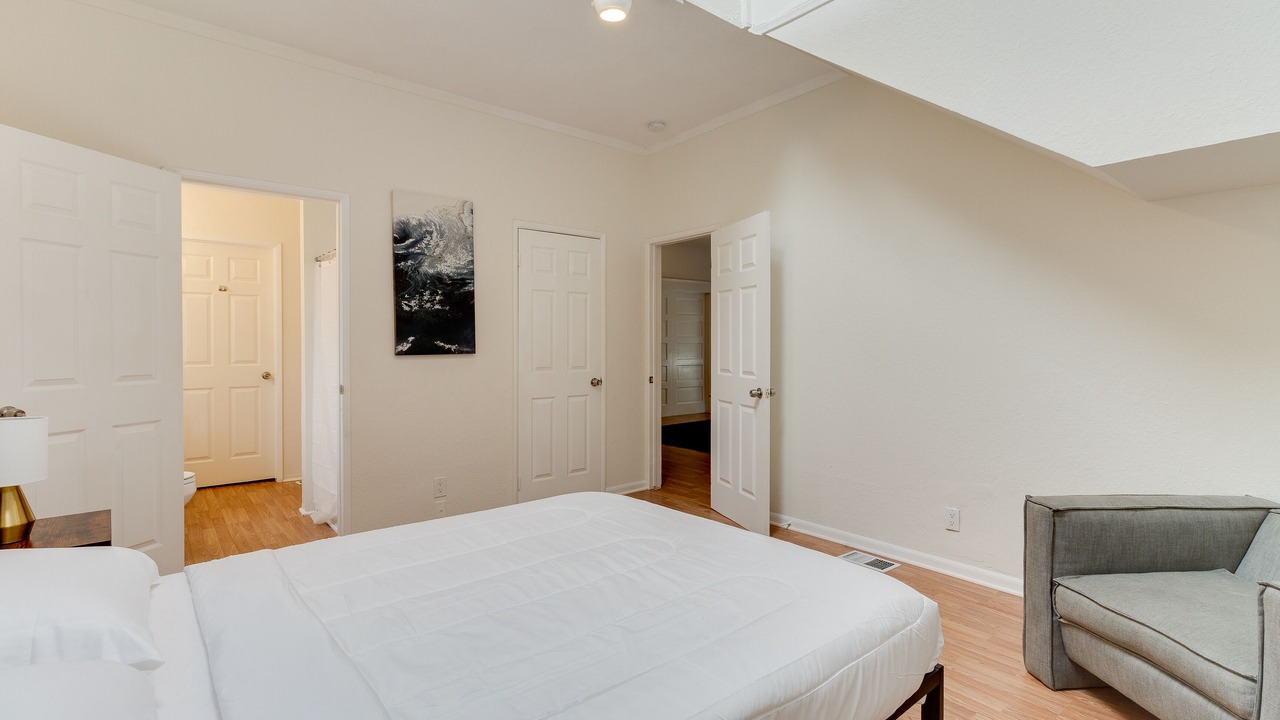 Photo of Bedroom in Pico-Union