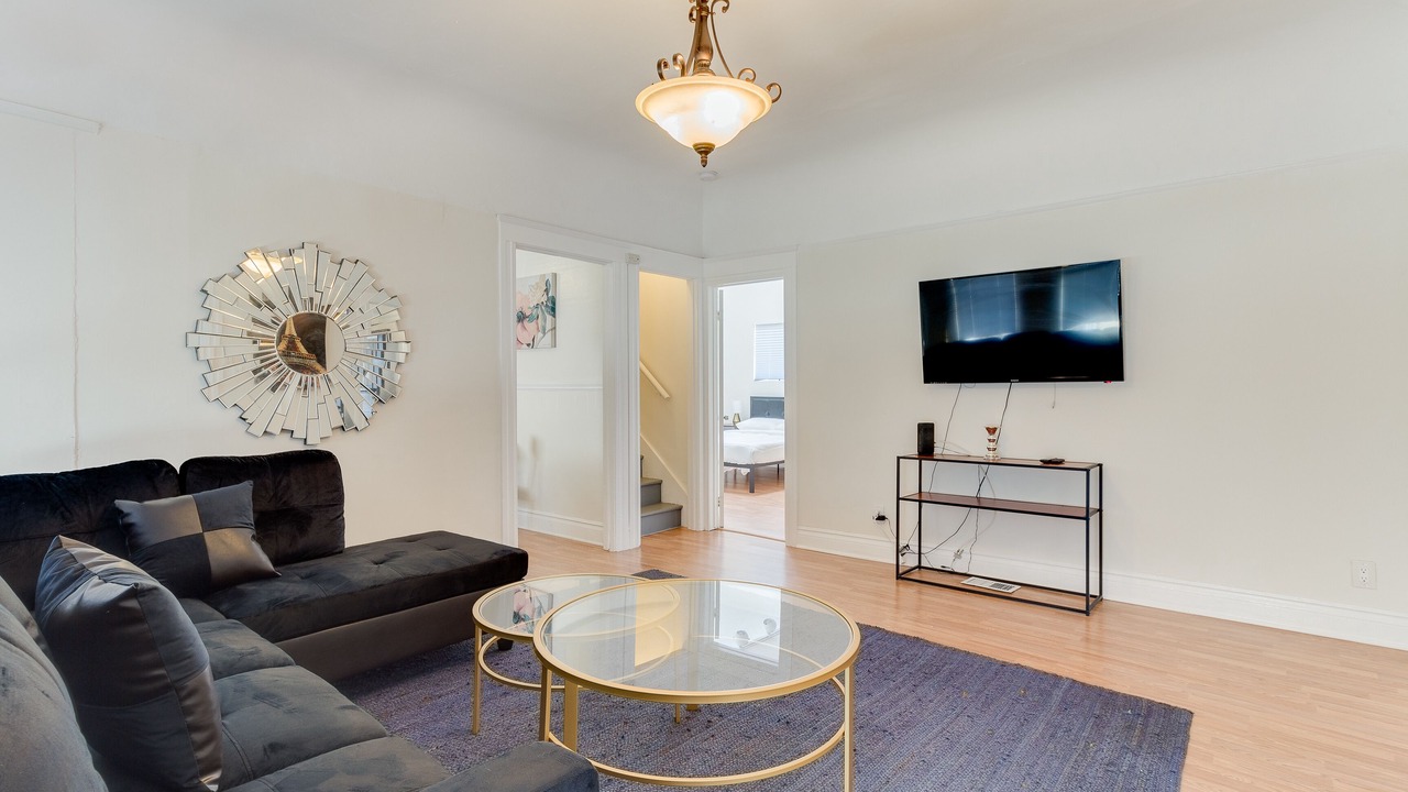 Photo of Livingroom in Pico-Union