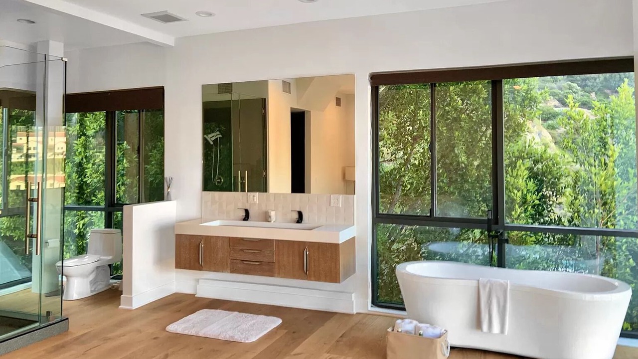 Photo of Bathroom in Hollywood Dell