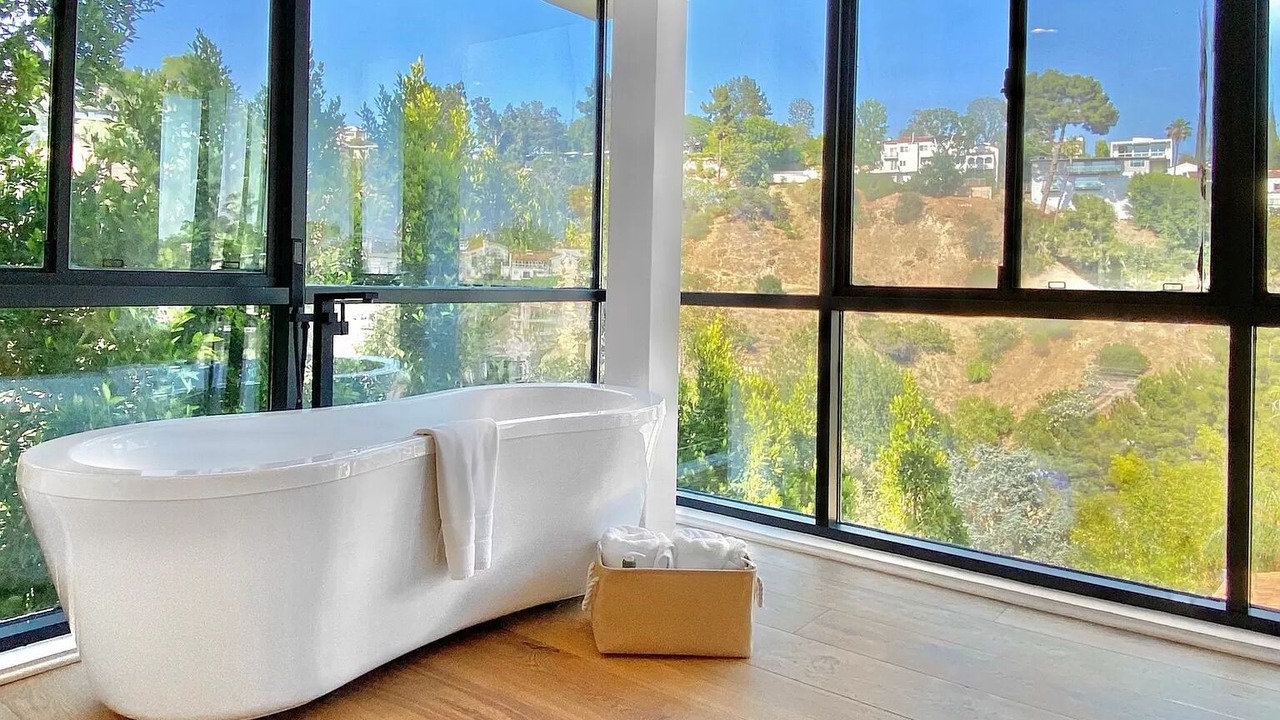 Photo of Bathroom in Hollywood Dell