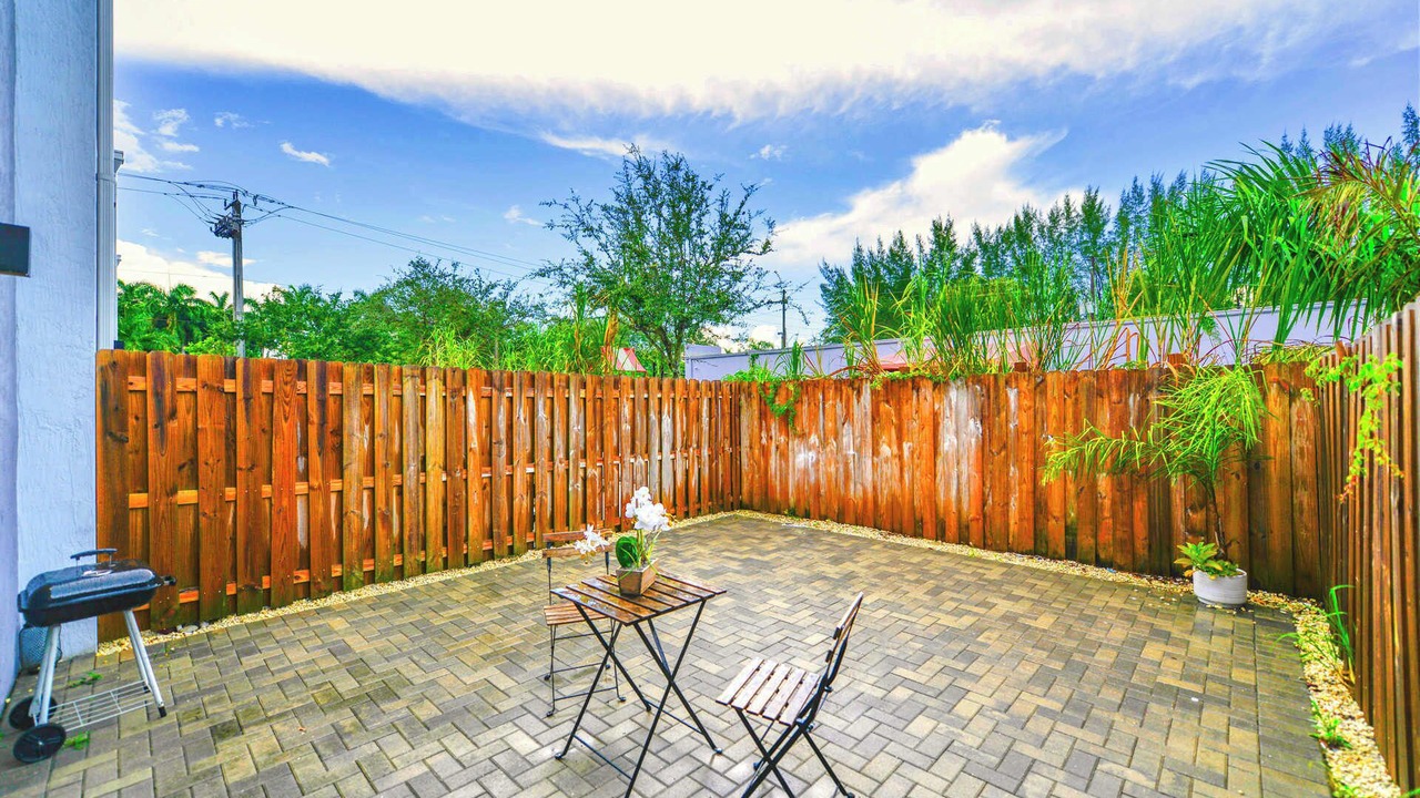 Photo of Patio Balcony in Golden Glades