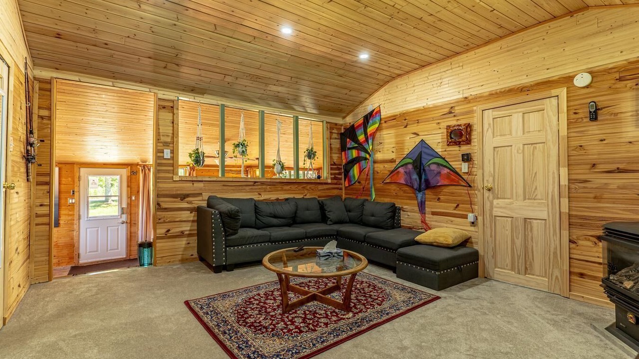 Photo of Livingroom in East Garafraxa