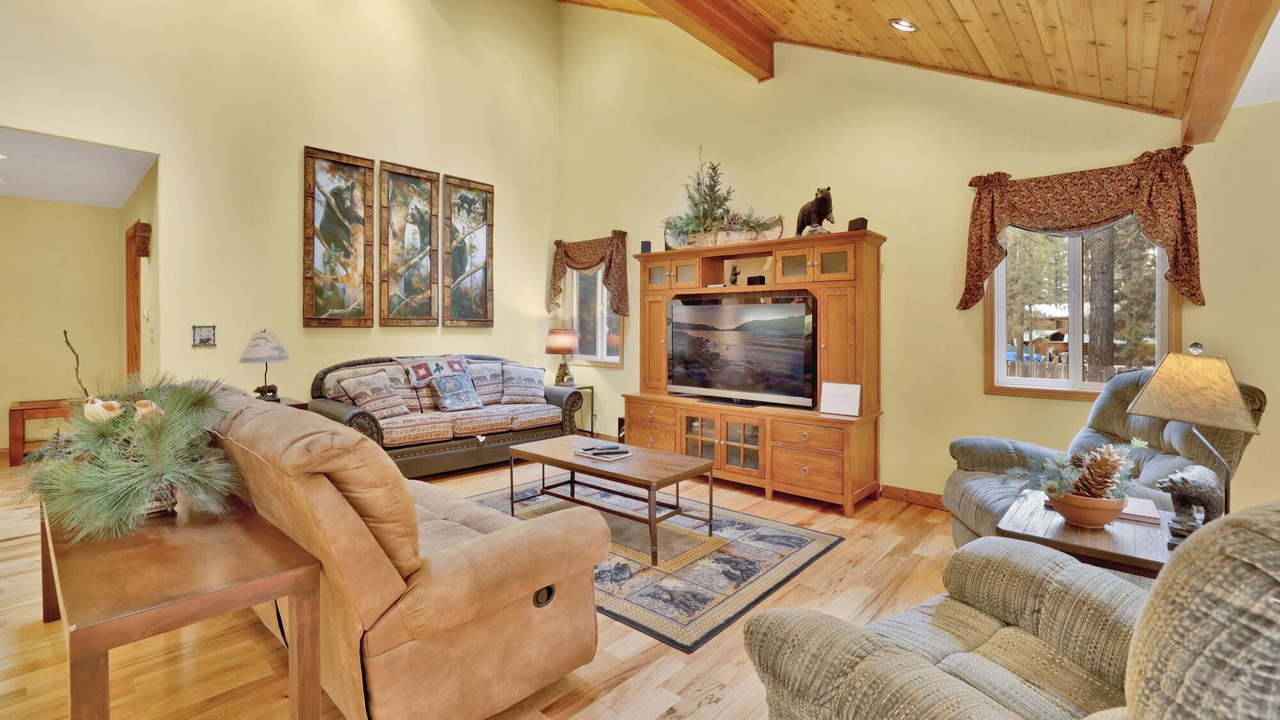 Photo of Livingroom in Fawnskin