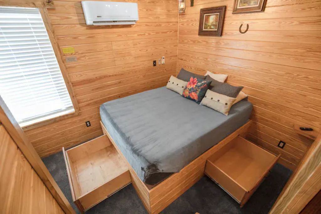 Photo of Bedroom in Enterprise