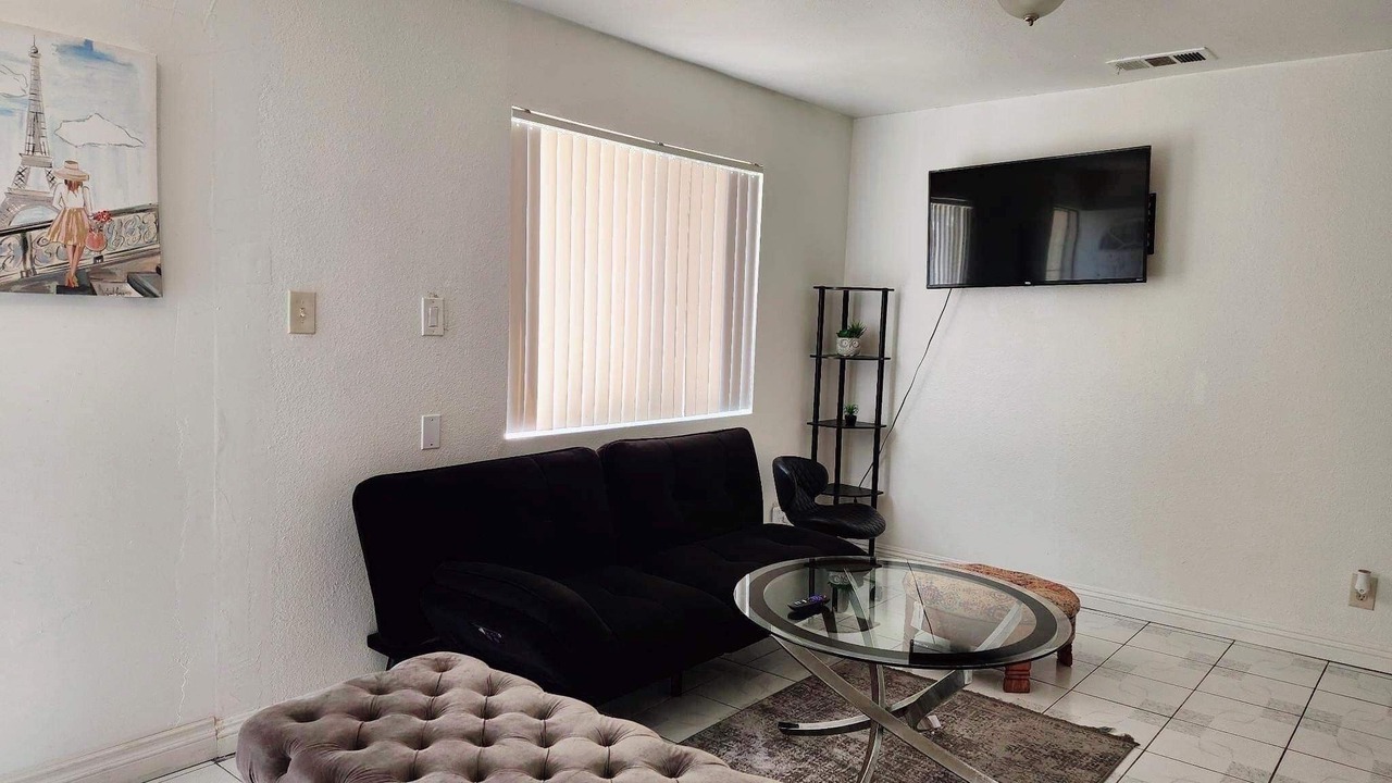 Photo of Livingroom in Midway City