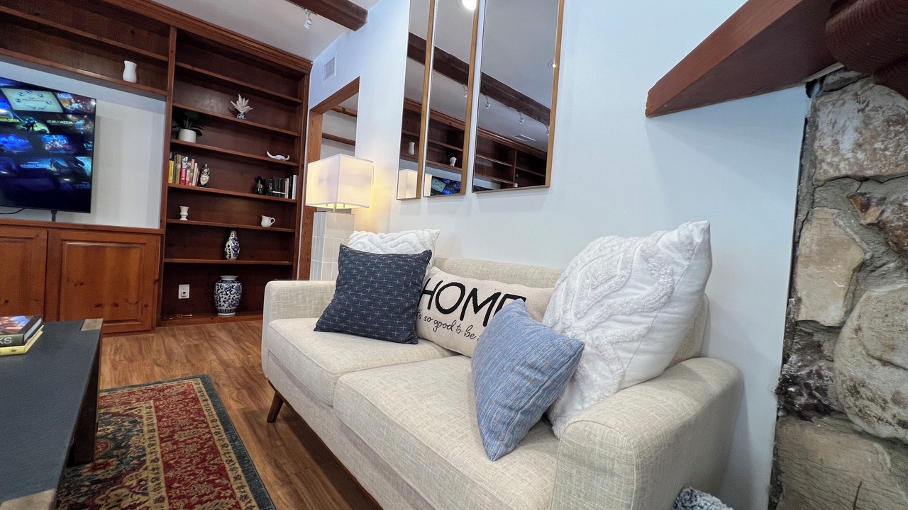 Photo of Livingroom in Woodland Hills