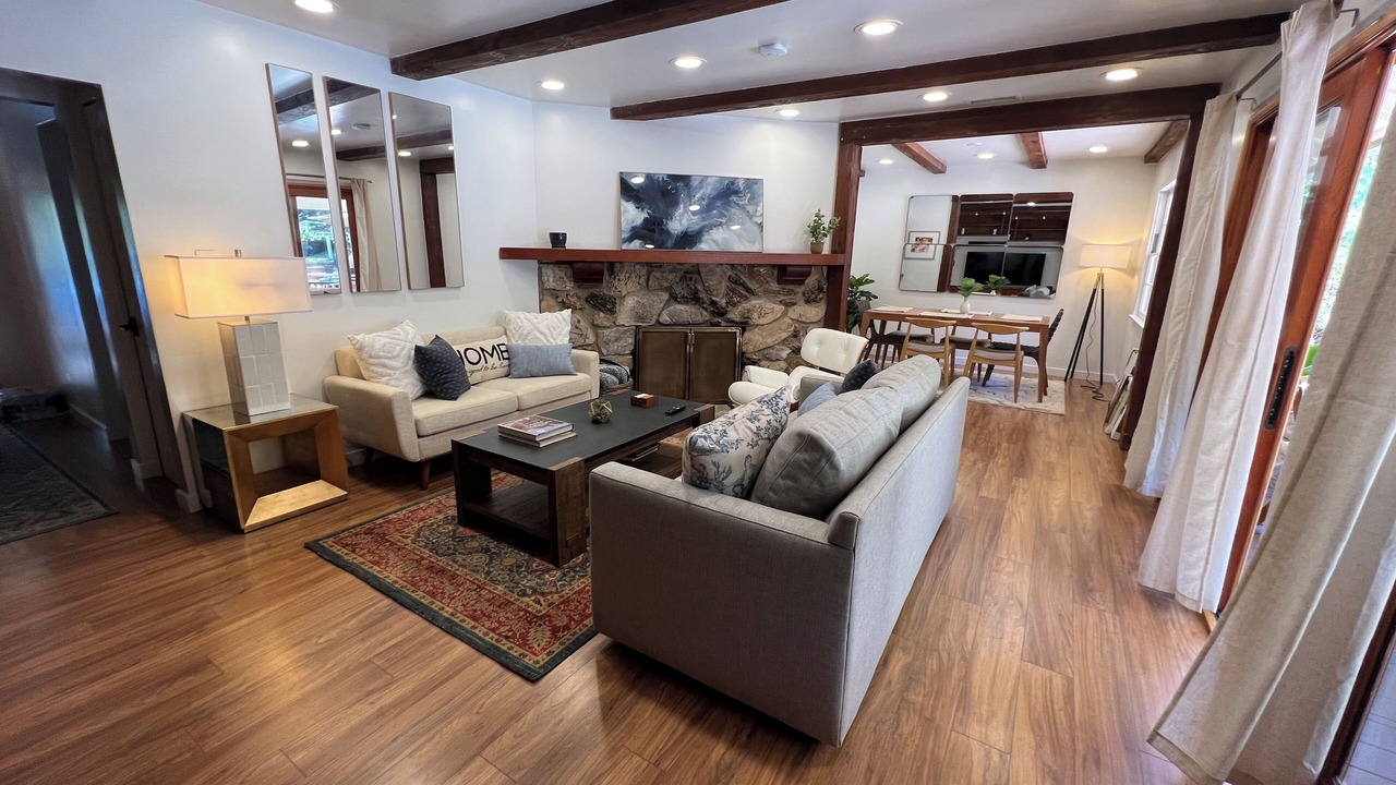 Photo of Livingroom in Woodland Hills