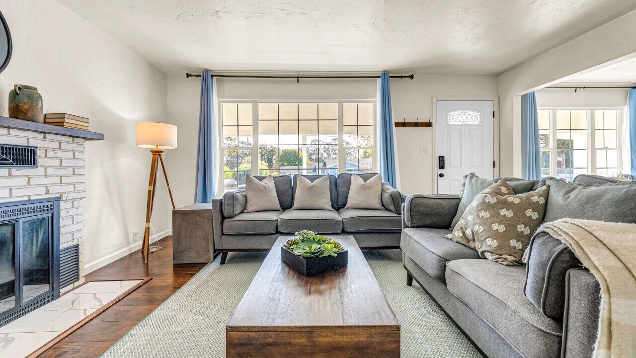Photo of Livingroom in Del Rey Oaks