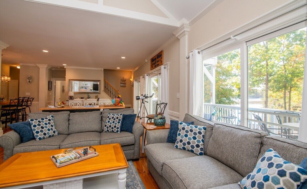 Photo of Livingroom in North Shore Acres