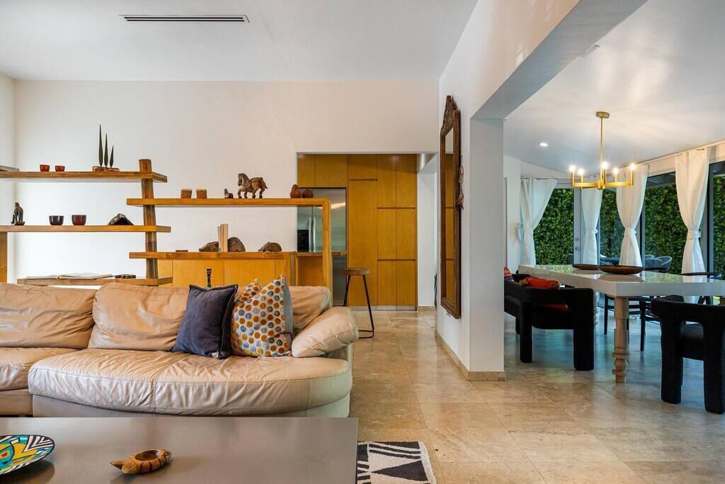 Photo of Livingroom in Biscayne Park
