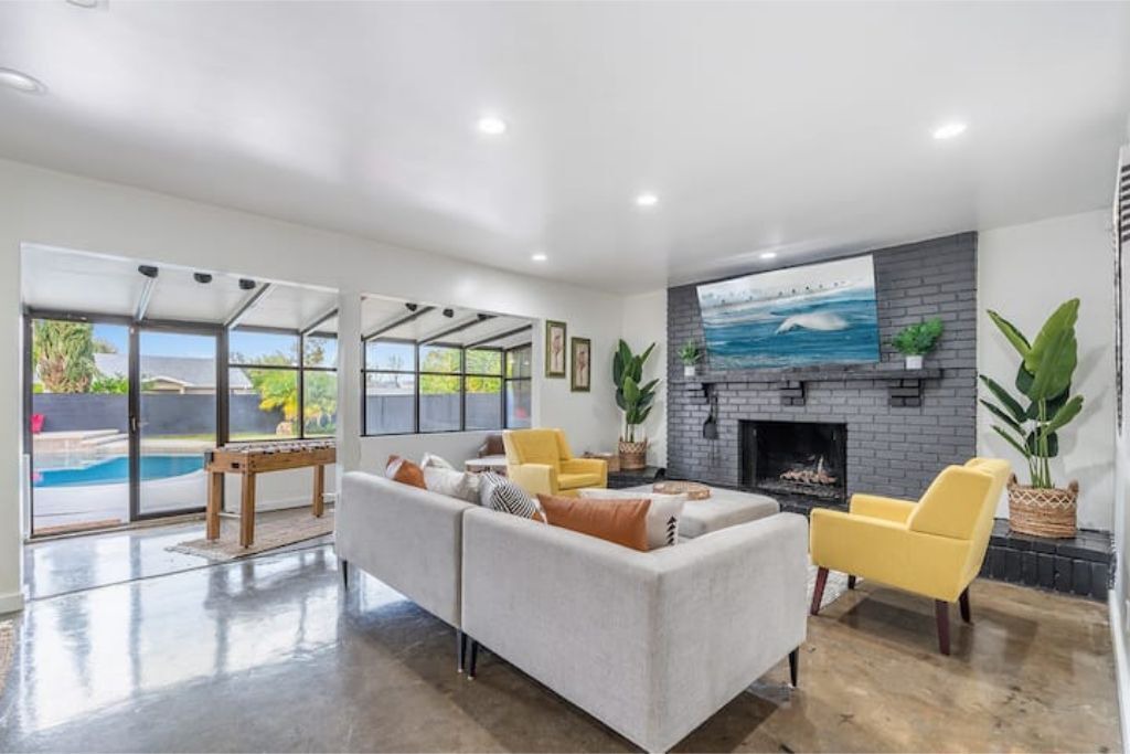 Photo of Livingroom in Warner Center