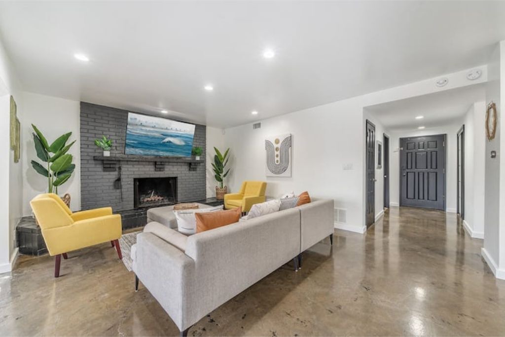 Photo of Livingroom in Warner Center