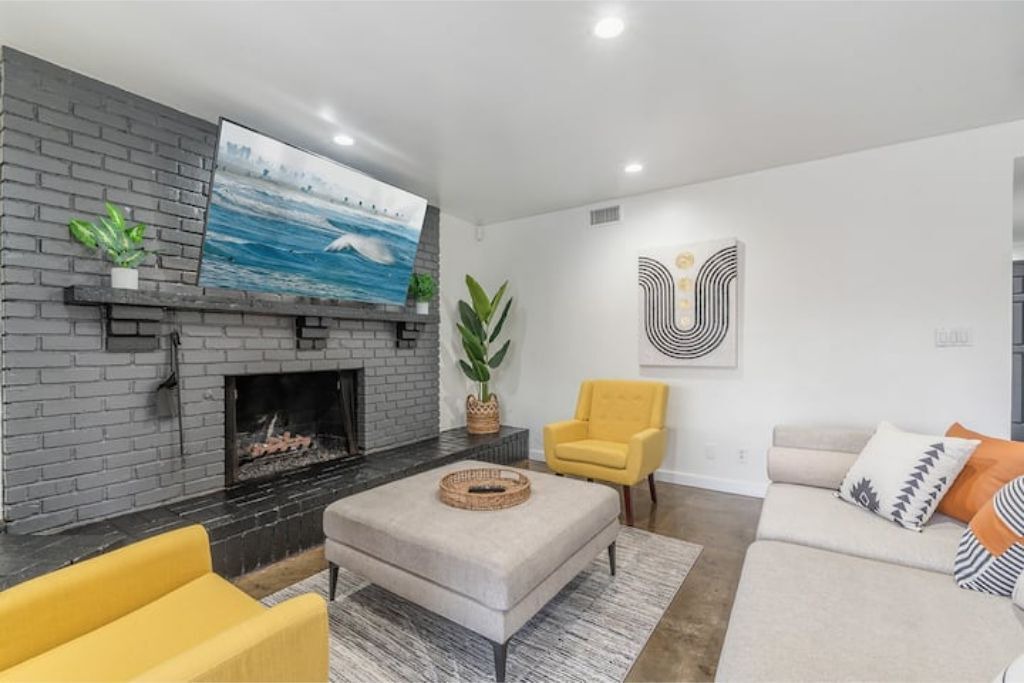 Photo of Livingroom in Warner Center