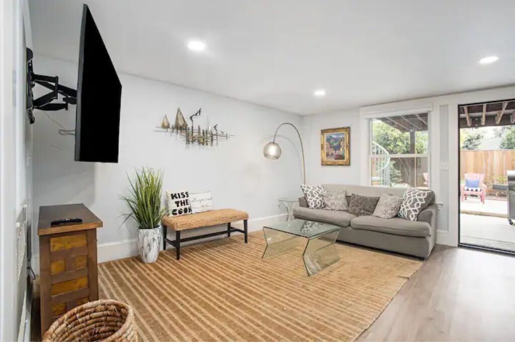 Photo of Livingroom in West Alameda