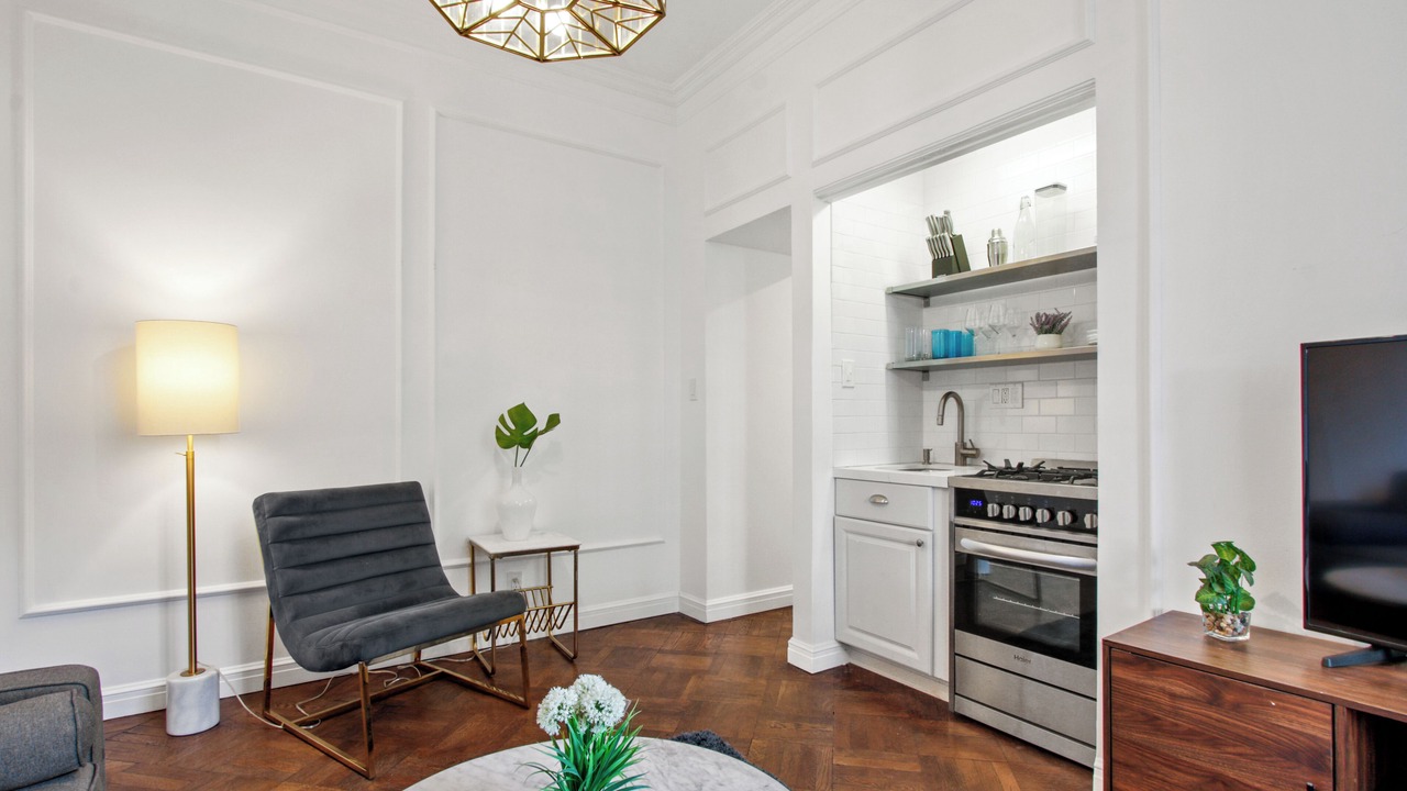Photo of Bedroom in Greater Wilshire - Hancock Park