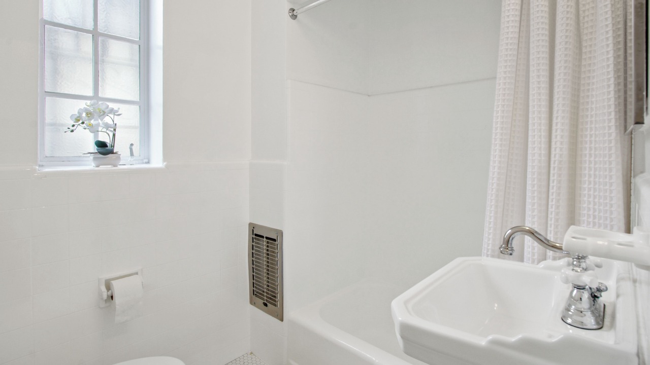 Photo of Bathroom in Greater Wilshire - Hancock Park