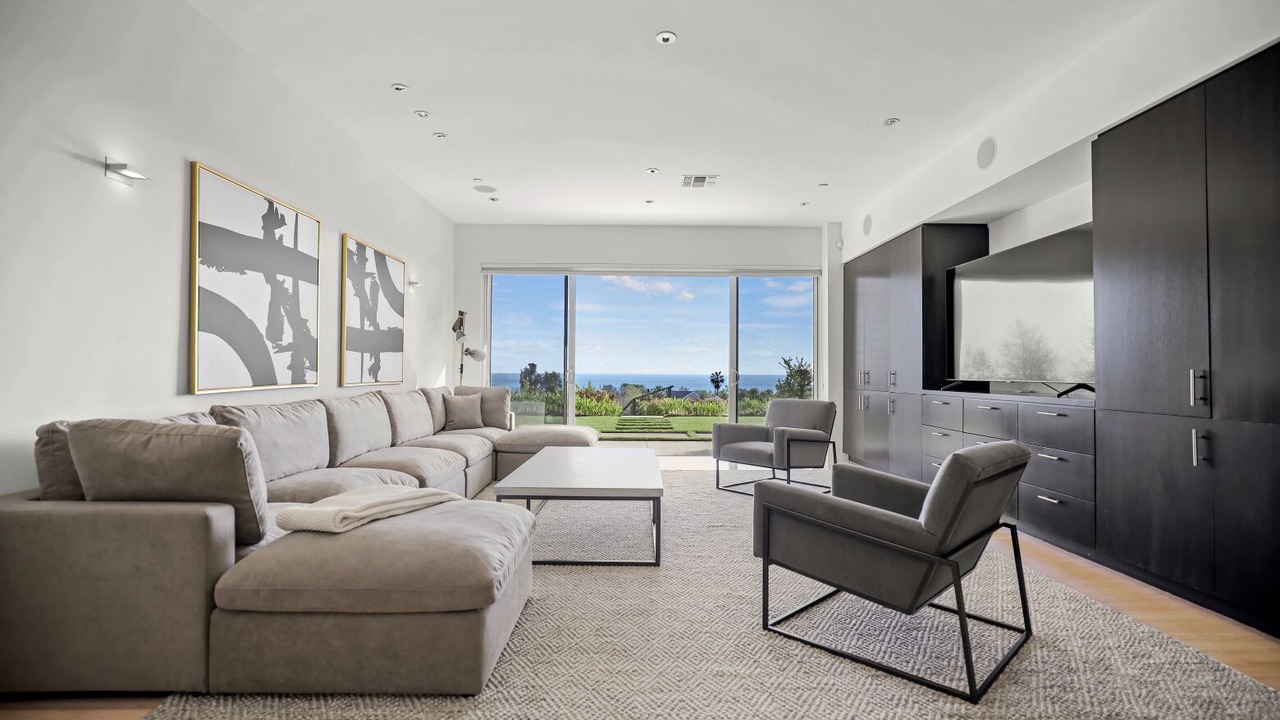 Photo of Livingroom in Central Malibu