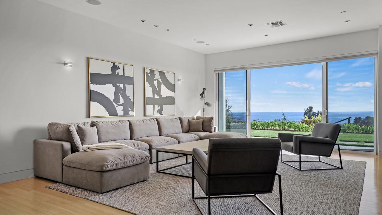 Photo of Livingroom in Central Malibu