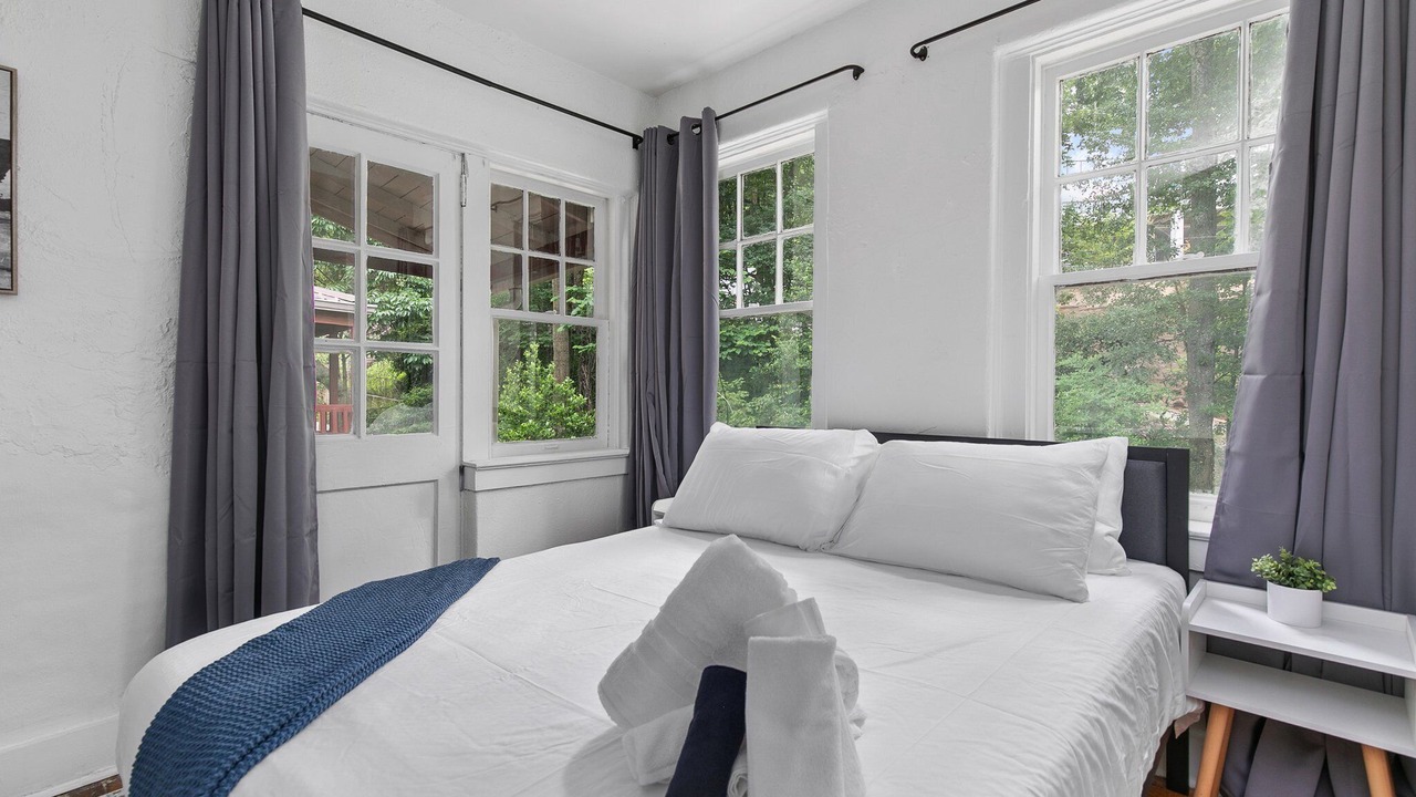 Photo of Bedroom in Redmont Park