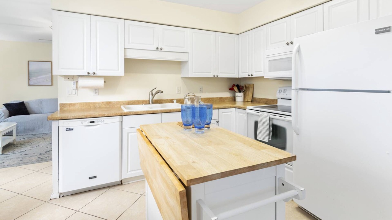 Photo of Kitchen in Surfcrest Village