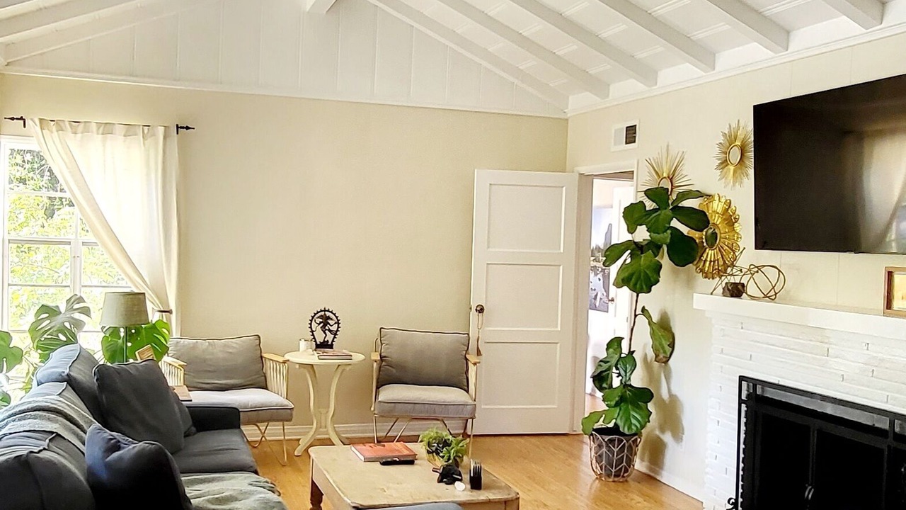 Photo of Livingroom in Woodland Hills