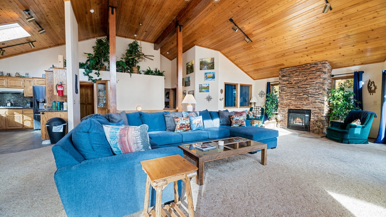 Photo of Livingroom in Fawnskin