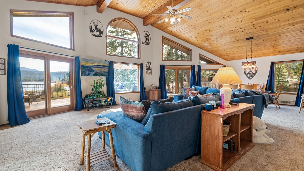Photo of Livingroom in Fawnskin